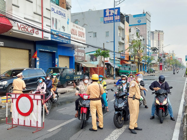 Hình ảnh đường phố TP.HCM ngày đầu thực hiện cách ly triệt để