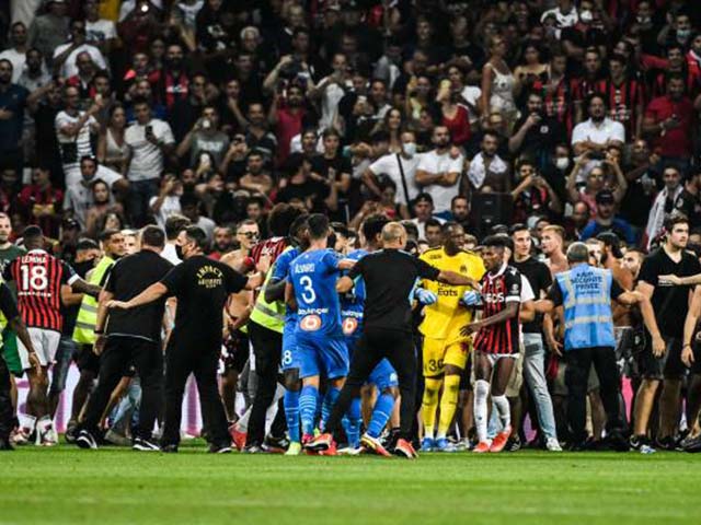 Hỗn loạn trận cầu tại giải Ligue 1 Messi thi đấu: CĐV tràn xuống đánh nhau với cầu thủ