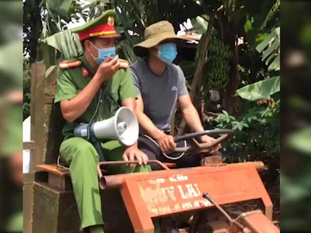 Video: Công an dùng máy cày vào buôn phát thực phẩm cho người dân