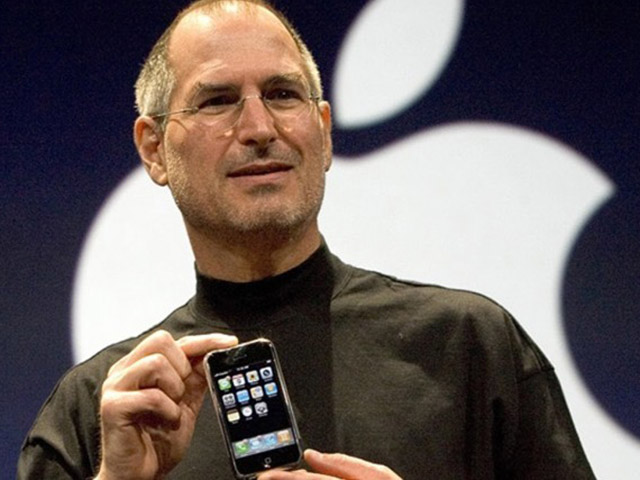 Samsung ám chỉ Steve Jobs là “người mặc áo cổ lọ” khiến iFan khó chịu