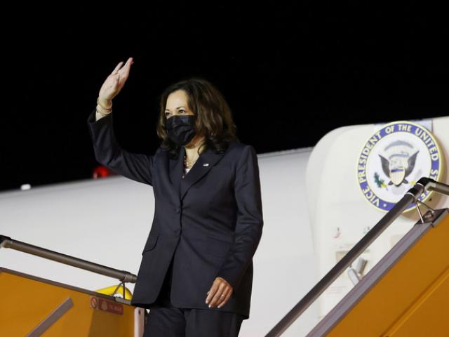 Không lực 2 của Phó Tổng thống Mỹ Kamala Harris tới Nội Bài