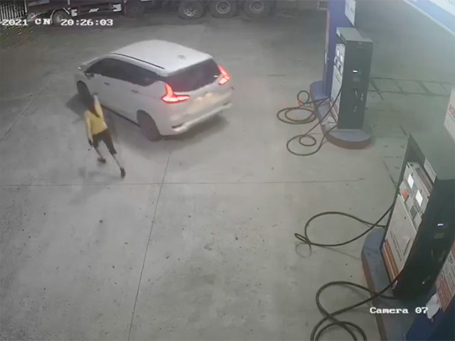 Tài xế lái ô tô vào trạm đổ xăng xong quỵt tiền bỏ chạy