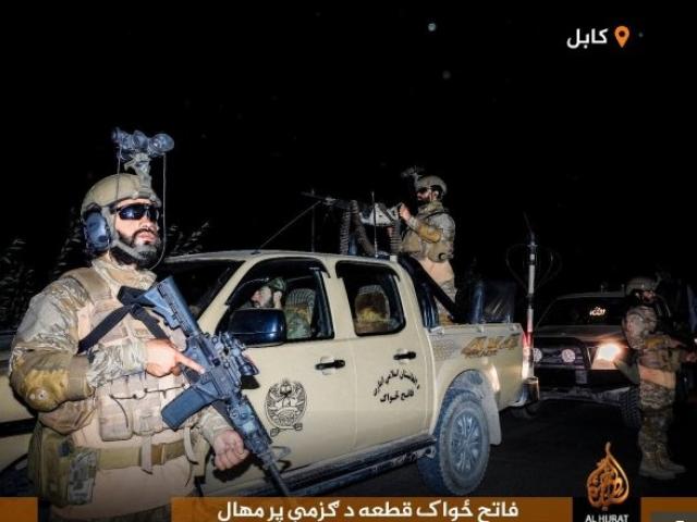 Các tay súng Taliban ”thị uy” với vũ khí và xe bọc thép Mỹ