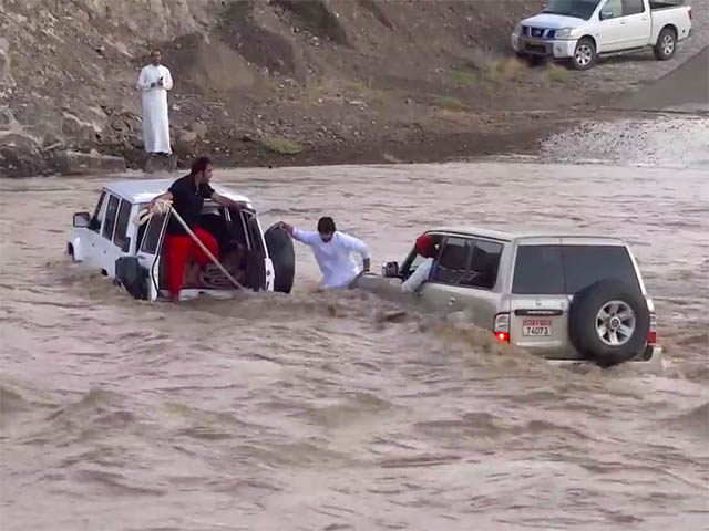 Nissan Patrol gặp sự cố khi băng qua một con phố ngập lụt ở Dubai