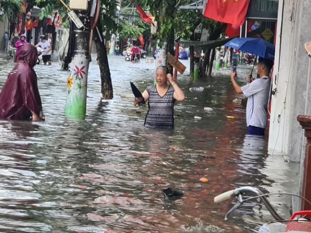 Người Hải Phòng bàng hoàng sau một đêm, phố thành sông, ô tô ngập gần tới nóc