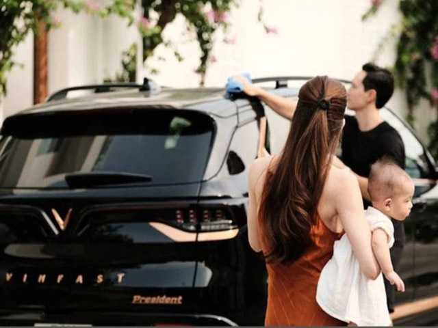 Kim Lý tự tay rửa xe ”chủ tịch”, Hồ Ngọc Hà ra ngắm xong ”đi vô”