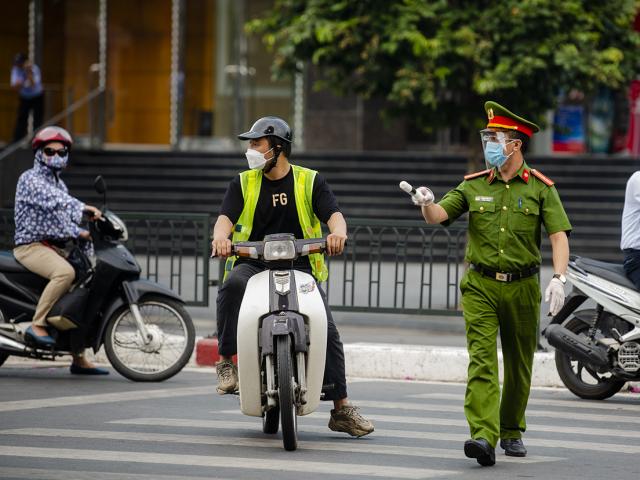 Hà Nội: Người đàn ông say rượu, túm tóc, đánh vào mặt cán bộ chốt kiểm dịch