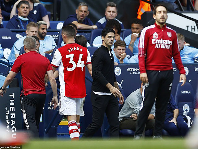 Cực sốc Arsenal bị fan phản bội, quay ra cổ vũ Man City ”vùi dập” đội nhà