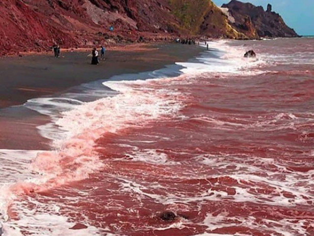 Bí ẩn bãi biển có màu đỏ như máu
