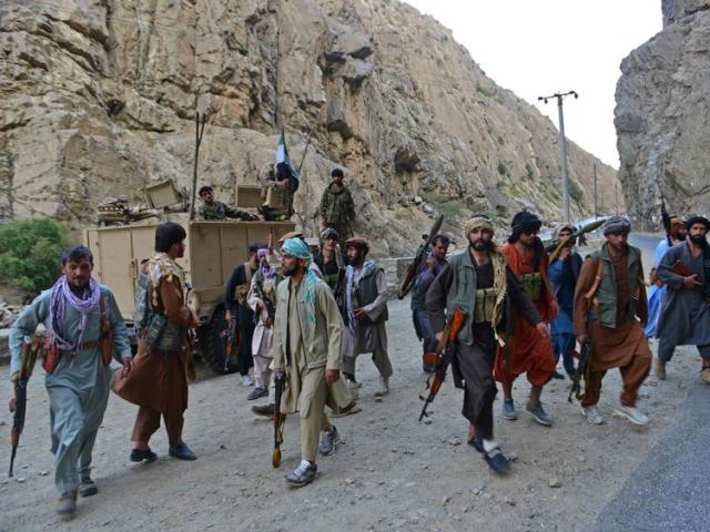 Phe kháng chiến giao tranh dữ dội với Taliban, bị cô lập với thế giới bên ngoài