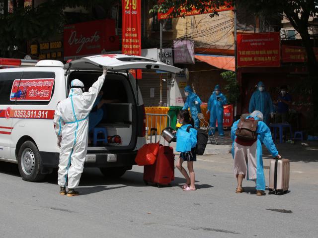 Ảnh: Tách các F tại ổ dịch có hơn 300 ca dương tính SARS-CoV-2 ở Hà Nội