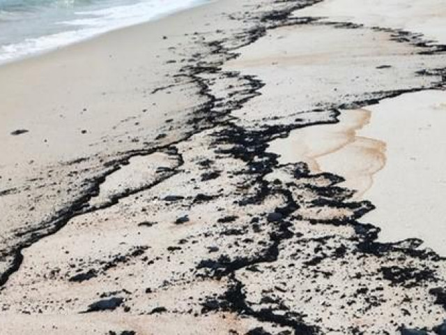 Gần 3km bờ biển Quảng Bình bất ngờ xuất hiện vệt dầu lạ