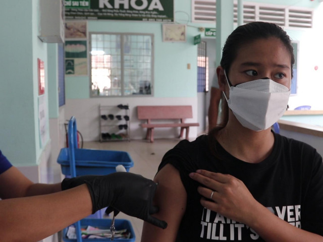 Video: Người tạm trú, người cao tuổi vui mừng vì được tiêm vaccine