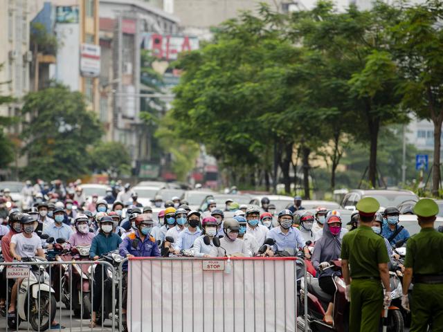 Hà Nội siết chặt chống dịch, chỉ cá nhân ”được phép mới ra đường”