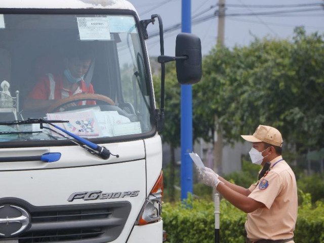 Nóng: Bình Dương tạm ngưng áp dụng cấp giấy thông hành cho người dân