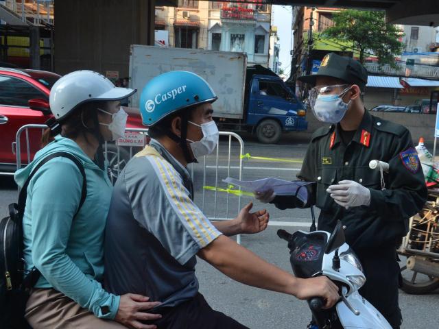Hà Nội chưa xử phạt theo giấy đi đường mới trong 2 ngày đầu tuần
