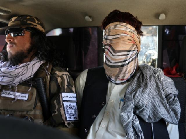 Đặc nhiệm Taliban bắt giữ, bịt mắt nghi can khủng bố IS