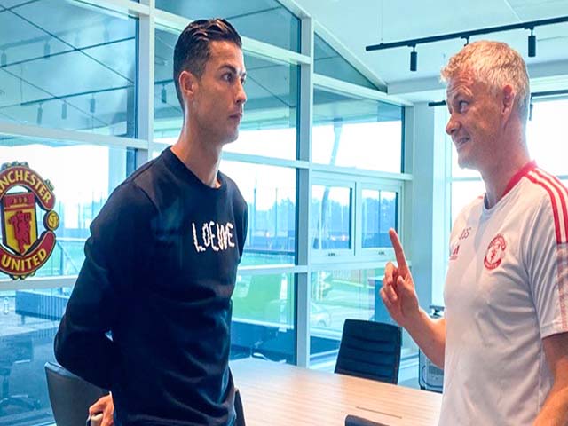 Ronaldo mặc như siêu mẫu đến sân tập MU, fan phì cười vì lí do ”độc”