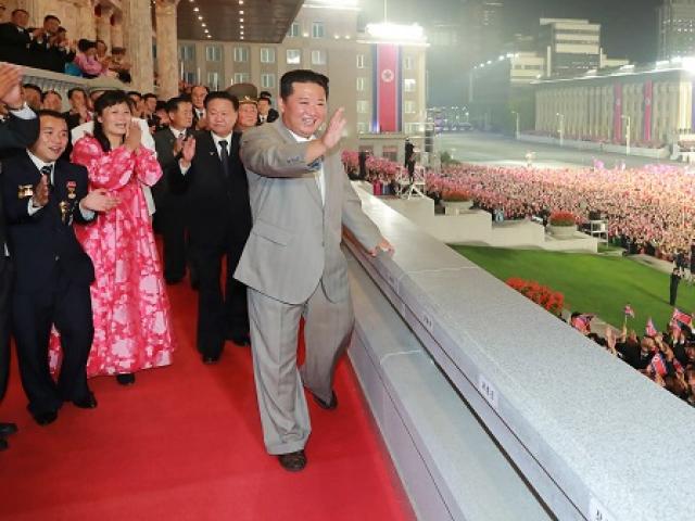 Đằng sau sau vẻ ngoài khác lạ rõ rệt của ông Kim Jong Un?