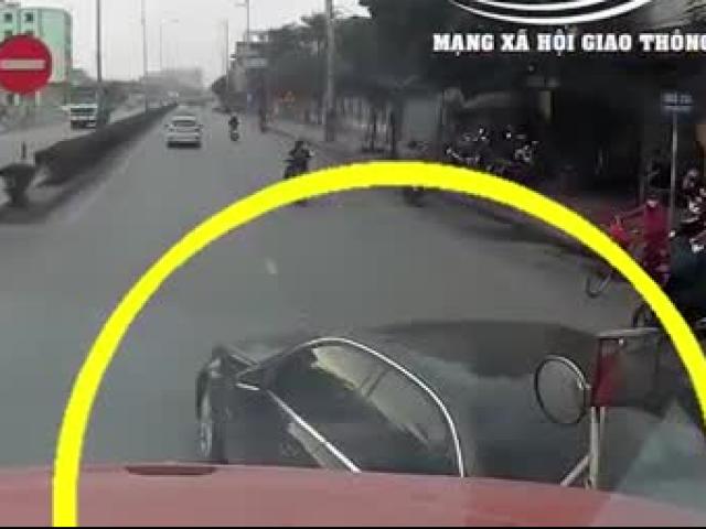 Clip: Vượt phải, tạt đầu xe container, xe mercedes nhận “trái đắng”