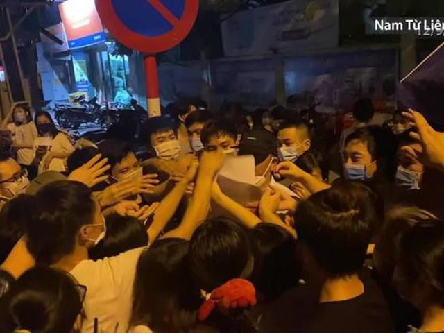 Dân ”chen lấn” tiêm vaccine ở Trung Văn, Bí thư Thành ủy Hà Nội yêu cầu làm rõ trách nhiệm