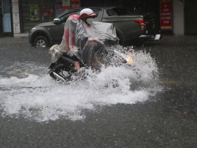 Phố Đà Nẵng thành sông sau những cơn mưa lớn kéo dài