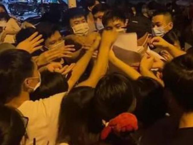 Vụ dân chen lấn ở điểm tiêm vắc xin ở Hà Nội: Bí thư, Chủ tịch phường rút kinh nghiệm
