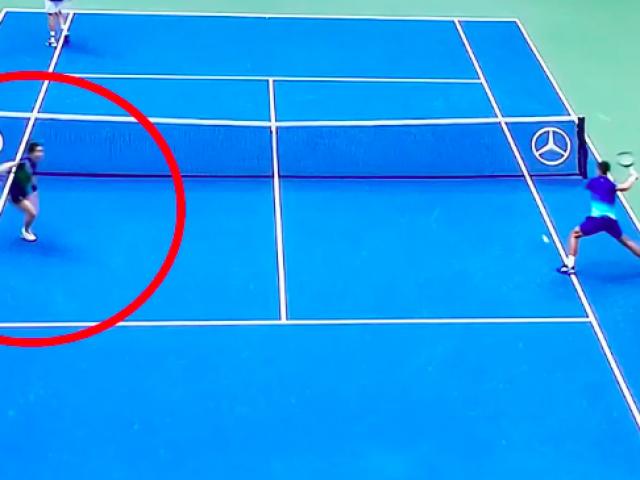 Djokovic suýt đánh bóng vào cậu bé nhặt bóng, ngán ngẩm đập nát vợt