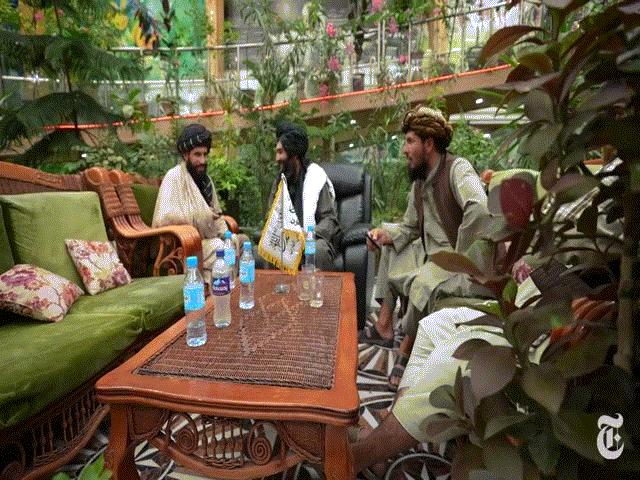 150 tay súng kham khổ Taliban sống trong dinh thự xa hoa của nguyên soái Afghanistan