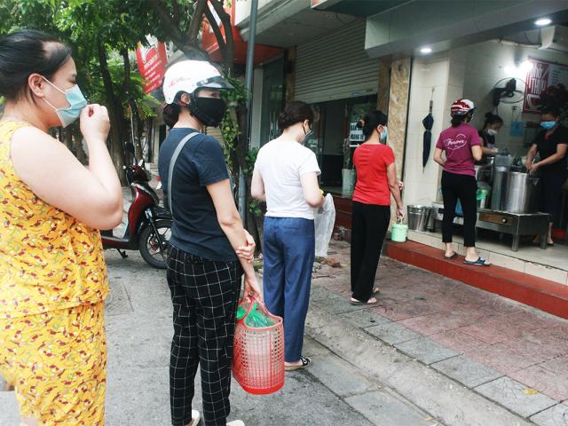 ”Vùng xanh” ở Hà Nội: Người dân xếp hàng dài mua phở sau bao ngày mong nhớ