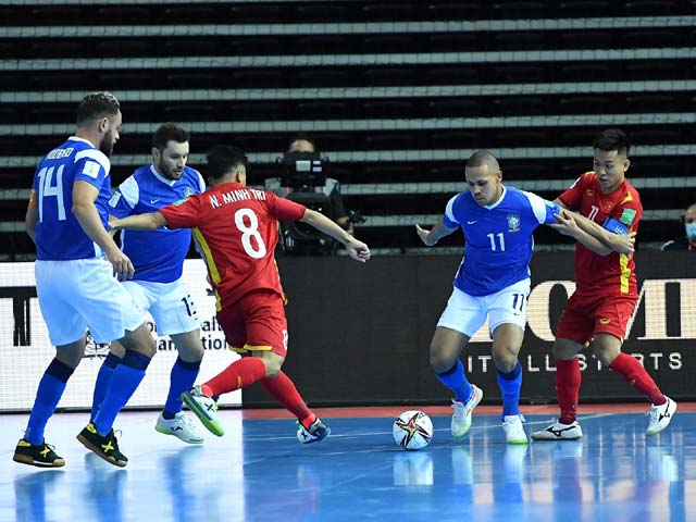 ĐT futsal Việt Nam ghi bàn sau 2 lần chạm bóng khiến báo chí Brazil sửng sốt