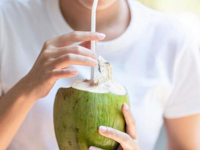 Nước dừa tốt cho sức khỏe, nhưng uống nước dừa sau tiêm vắc-xin phòng COVID-19 cách này lại có hại