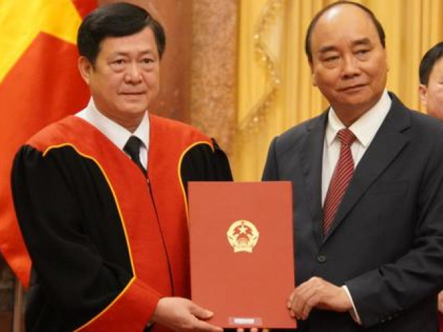 Chủ tịch nước Nguyễn Xuân Phúc trao quyết định bổ nhiệm 4 Thẩm phán TAND Tối cao