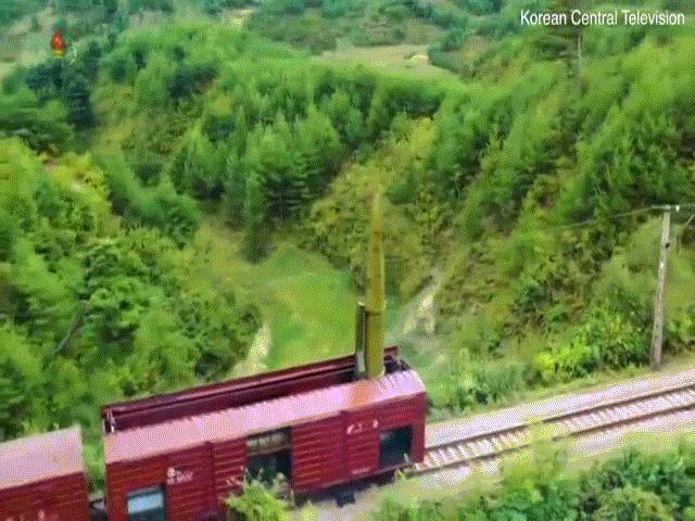 Khoảnh khắc tên lửa đạn đạo Triều Tiên lần đầu rời bệ phóng trên tàu hỏa