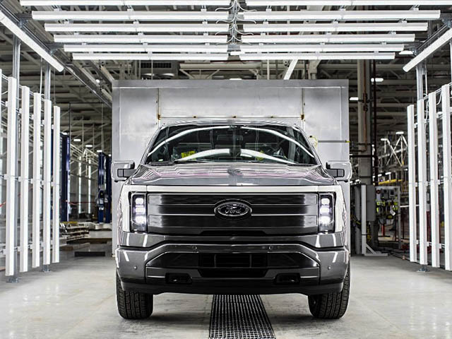 Xe bán tải điện F-150 Lightning lộ ảnh thực tế tại nhà máy