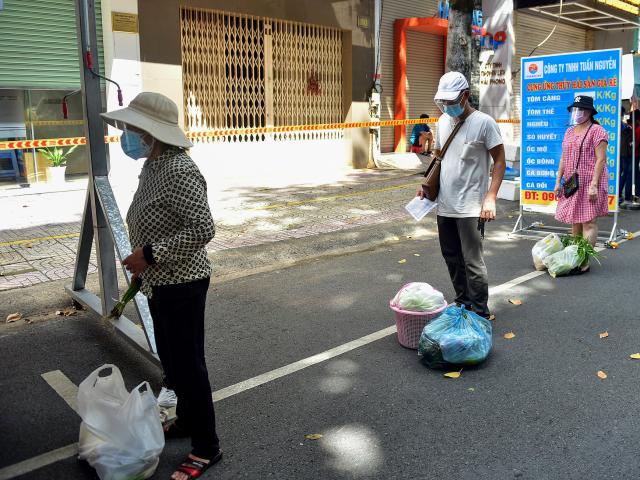 Người dân ra đường đi chợ, mua thực phẩm với giá bình dân ở quận trung tâm TP.HCM