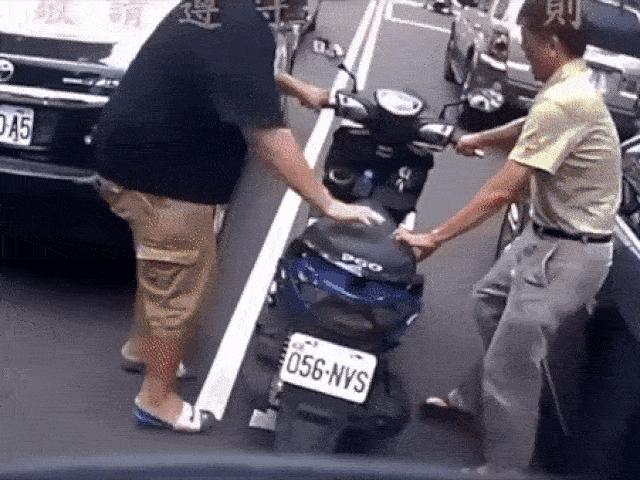 Video: Giúp người đi đường dựng xe máy, ông chú gặp họa