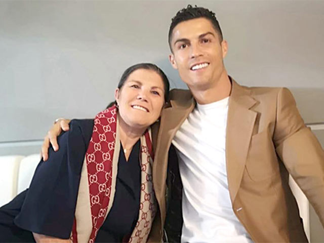 Mẹ Ronaldo không muốn CR7 giải nghệ ở MU, tiết lộ con trai suýt đi làm phụ hồ