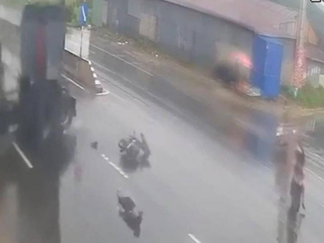 Video: Cắt mặt xe ben, người đi xe máy bị húc văng xa vài chục mét