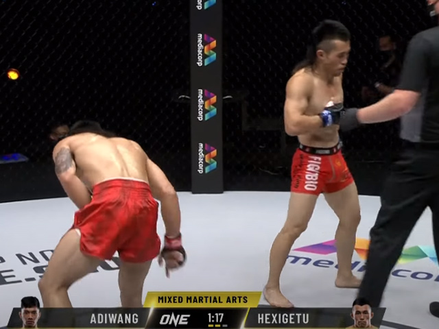 Ngán ngẩm võ sĩ MMA Trung Quốc chơi xấu, 4 lần đá vào chỗ hiểm đối thủ