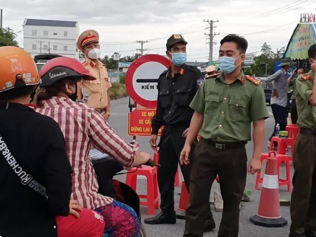 Video: Nhiều người dân đi xe máy về quê bị ùn ứ tại cửa ngõ vào Hậu Giang