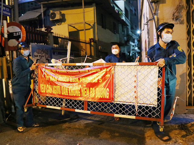 TP.HCM: Chủ tịch phường xắn tay áo đi tháo dỡ rào chắn cho dân giữa đêm