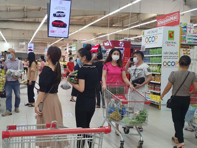 Hà Nội: Hình ảnh mua sắm tại các Trung tâm thương mại trong ngày đầu mở cửa trở lại