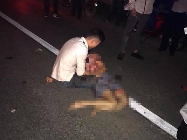 Chồng ngồi ôm thi thể vợ khóc ngất sau vụ tai nạn liên hoàn trên quốc lộ