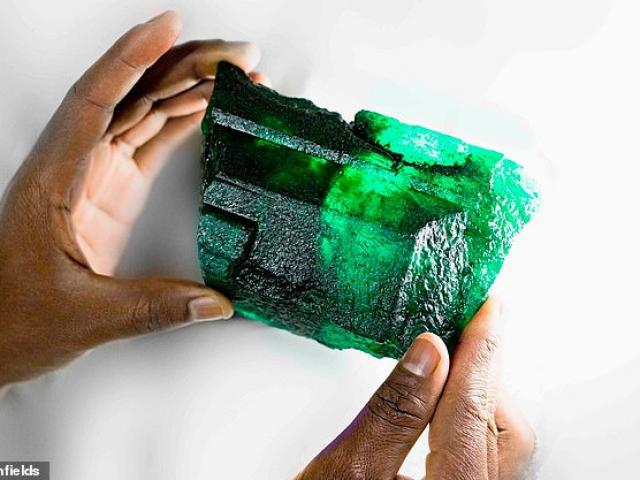 Tìm thấy đá quý đắt hơn kim cương, nặng 1,1kg ở hầm mỏ Zambia