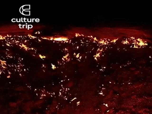 ”Cổng địa ngục khổng lồ”: Hố sâu nham thạch cháy suốt thế kỷ