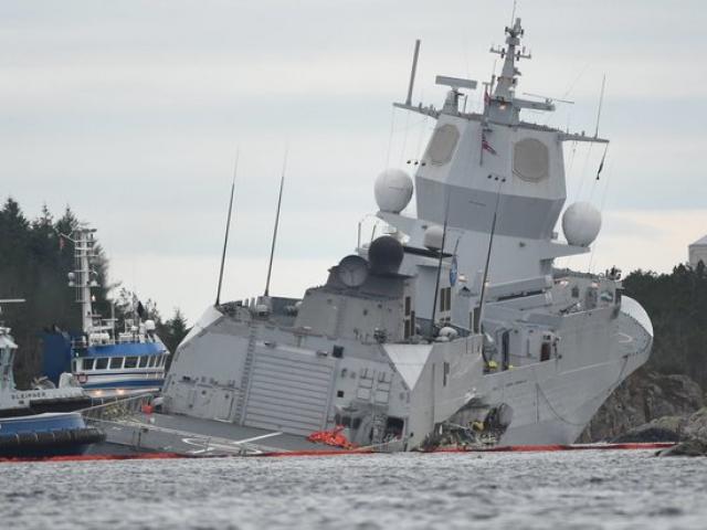 Na Uy: Chiến hạm chủ lực 5.000 tấn chìm dần vì bị tàu chở dầu đâm