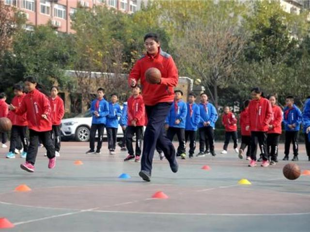 Không tưởng: Nữ VĐV Trung Quốc mới 11 tuổi đã cao 2m01