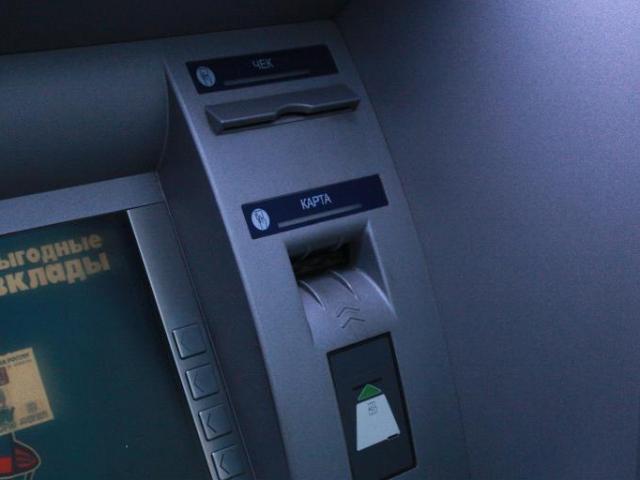 Nga: Đi tù vì rút tiền rúp, cây ATM nhả ra toàn đồng đô la Mỹ