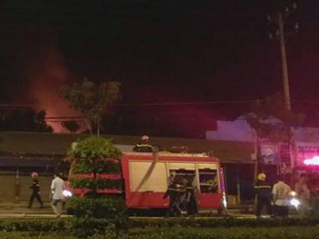 Hơn 200 người dập đám cháy ở khu công nghiệp Trà Nóc - Cần Thơ